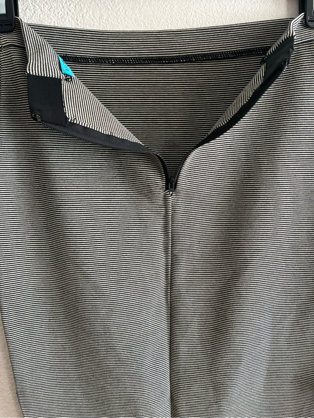 Alice +Olivia Black & White Stripped Pencil Mid Skirt 4 - Picture 8 of 10